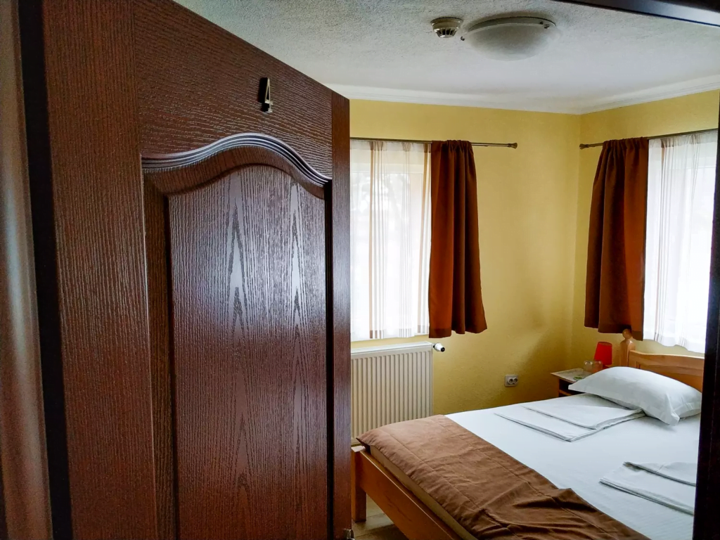 venesis-house-sighisoara-room-no-4-double-room-1-double-bed-room-entrance